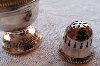 Elegant silver metal sprinkler gadroon model (ref D 0095)
