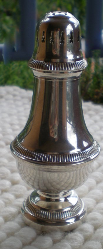 Elegant silver metal sprinkler gadroon model (ref D 0095)
