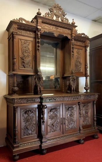 Meuble de pavillon de chasse style Renaissance en noyer massif