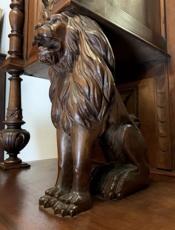 Meuble de pavillon de chasse style Renaissance en noyer massif