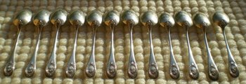 12 cucchiaini da caffè baguette / collarino con medaglione in argento sterling Orafo Hénin & Cie; Hénin & fils (rif A 0101)