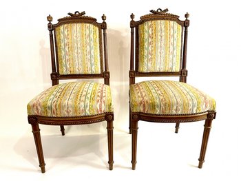 Paire de chaises style Louis XVI avec flambeaux