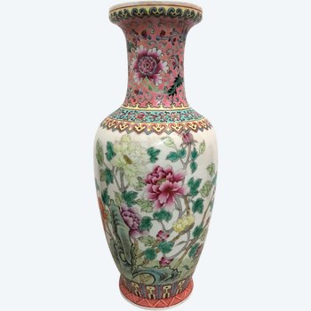 Vase en porcelaine de Chine famille rose époque XXème siècle