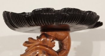Sellette « Eros chevauchant un dauphin » en bois naturel et bois noirci, goût Napoléon III – 2ème moitié XIXe