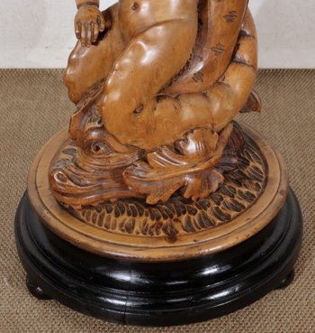 Sellette « Eros chevauchant un dauphin » en bois naturel et bois noirci, goût Napoléon III – 2ème moitié XIXe