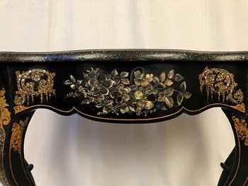 Grande console Napoléon III, bois noirci à riche décor peint et burgauté