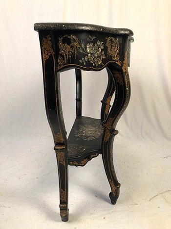Grande console Napoléon III, bois noirci à riche décor peint et burgauté