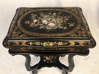 Table à ouvrage ou travailleuse Napoléon III, bois noirci burgauté