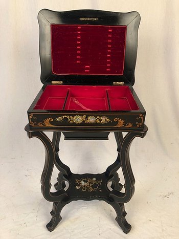 Table à ouvrage ou travailleuse Napoléon III, bois noirci burgauté