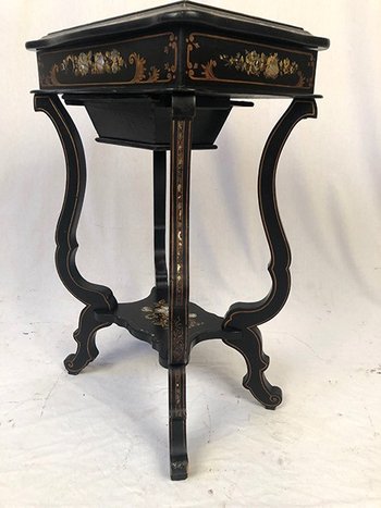 Table à ouvrage ou travailleuse Napoléon III, bois noirci burgauté