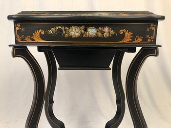 Table à ouvrage ou travailleuse Napoléon III, bois noirci burgauté