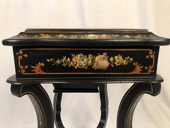 Table à ouvrage ou travailleuse Napoléon III, bois noirci burgauté