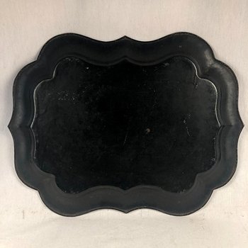 Schwarz lackierte Blechplatte mit Blumendekor