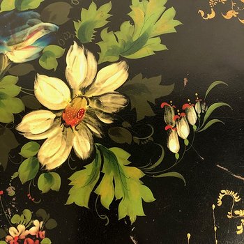 Schwarz lackierte Blechplatte mit Blumendekor