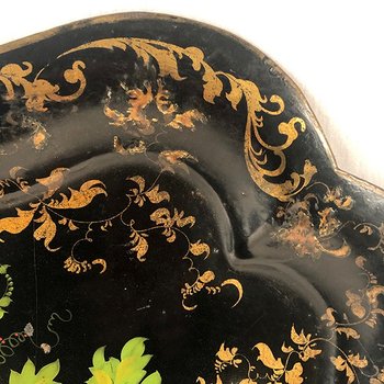 Schwarz lackierte Blechplatte mit Blumendekor