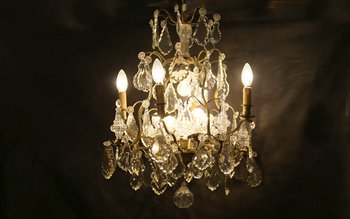 Lampadario in bronzo e pendenti in cristallo XIX secolo