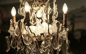 Lampadario in bronzo e pendenti in cristallo XIX secolo