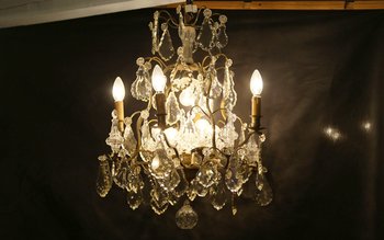 Lampadario in bronzo e pendenti in cristallo XIX secolo