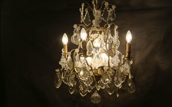 Lampadario in bronzo e pendenti in cristallo XIX secolo