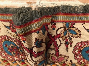 Lunga mantovana in seta bourrette con decorazione floreale, periodo Napoleone III