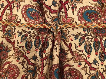 Lunga mantovana in seta bourrette con decorazione floreale, periodo Napoleone III