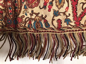 Lunga mantovana in seta bourrette con decorazione floreale, periodo Napoleone III