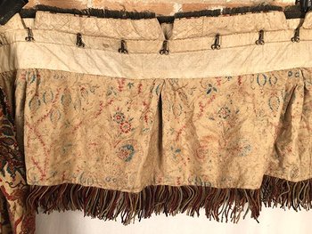 Lunga mantovana in seta bourrette con decorazione floreale, periodo Napoleone III