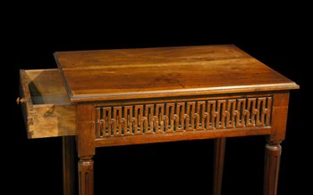 Petite table Louis XVI, noyer,  XVIIIème siècle 