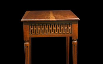 Petite table Louis XVI, noyer,  XVIIIème siècle 