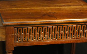 Petite table Louis XVI, noyer,  XVIIIème siècle 