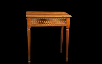 Petite table Louis XVI, noyer,  XVIIIème siècle 