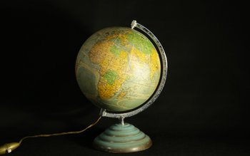 Globe lumineux  Verre et papier Circa 1950