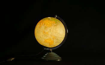 Globe lumineux  Verre et papier Circa 1950