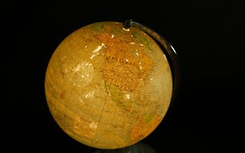 Globe lumineux  Verre et papier Circa 1950