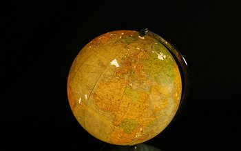 Globe lumineux  Verre et papier Circa 1950