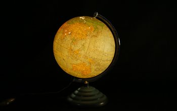 Globe lumineux  Verre et papier Circa 1950