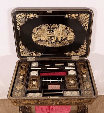Travailleuse en bois noirci à décor asiatique, époque Napoléon III – Milieu XIXe