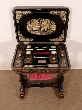 Travailleuse en bois noirci à décor asiatique, époque Napoléon III – Milieu XIXe
