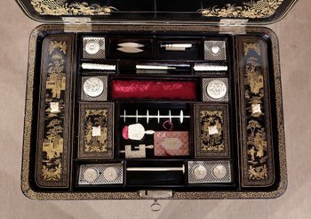 Travailleuse en bois noirci à décor asiatique, époque Napoléon III – Milieu XIXe