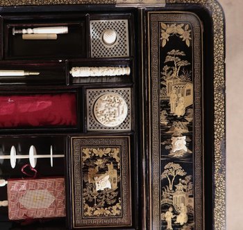 Travailleuse en bois noirci à décor asiatique, époque Napoléon III – Milieu XIXe