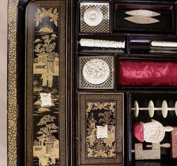 Travailleuse en bois noirci à décor asiatique, époque Napoléon III – Milieu XIXe