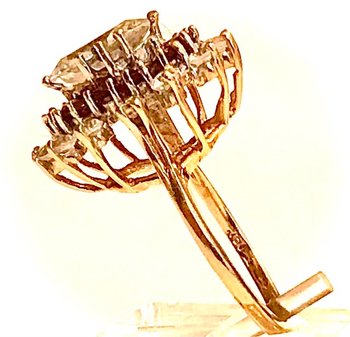 Marquise-Ring aus Gold , Rubin , und Circumiumoxid