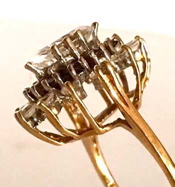 Marquise-Ring aus Gold , Rubin , und Circumiumoxid
