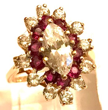 Marquise-Ring aus Gold , Rubin , und Circumiumoxid