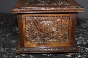 Coffret en noyer à décor d'animaux fin XIX