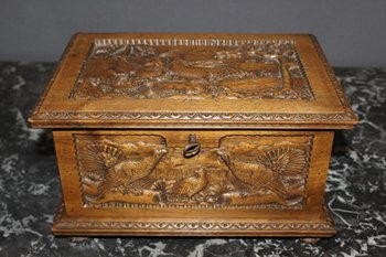 Coffret en noyer à décor d'animaux fin XIX