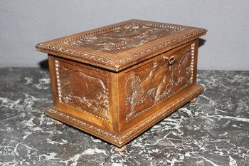 Coffret en noyer à décor d'animaux fin XIX