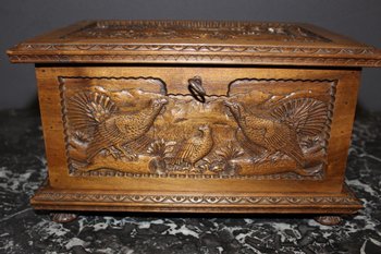 Coffret en noyer à décor d'animaux fin XIX