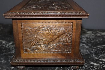 Coffret en noyer à décor d'animaux fin XIX
