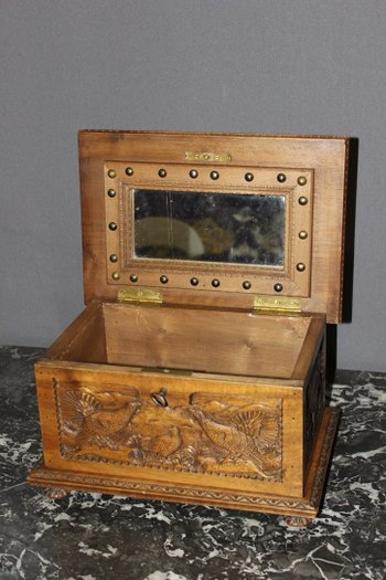 Coffret en noyer à décor d'animaux fin XIX